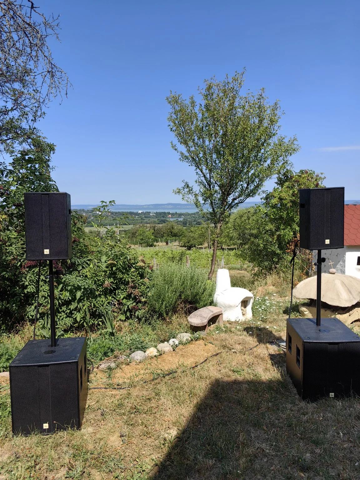 Profi-Soundanlage im Aufbau bei einem Outdoor-Event in Bocholt: zwei PA-Tops auf Stativen mit Subwoofern, bereit zur Beschallung.