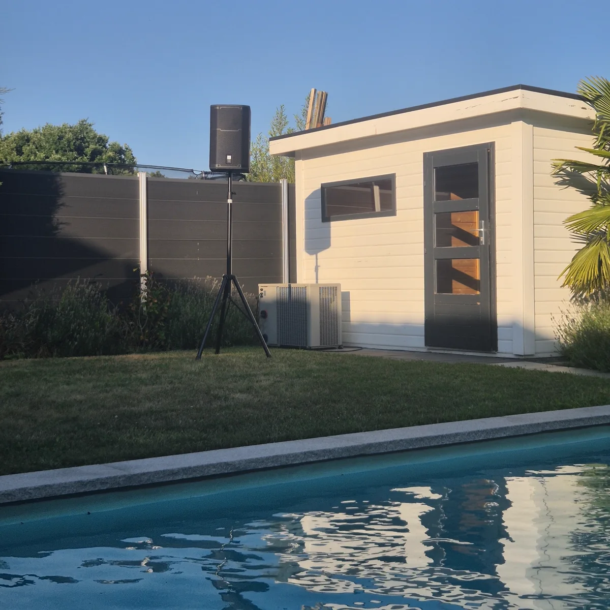 PA-Top auf Stativ direkt am Poolrand, im Abendlicht neben dem Gartenhaus