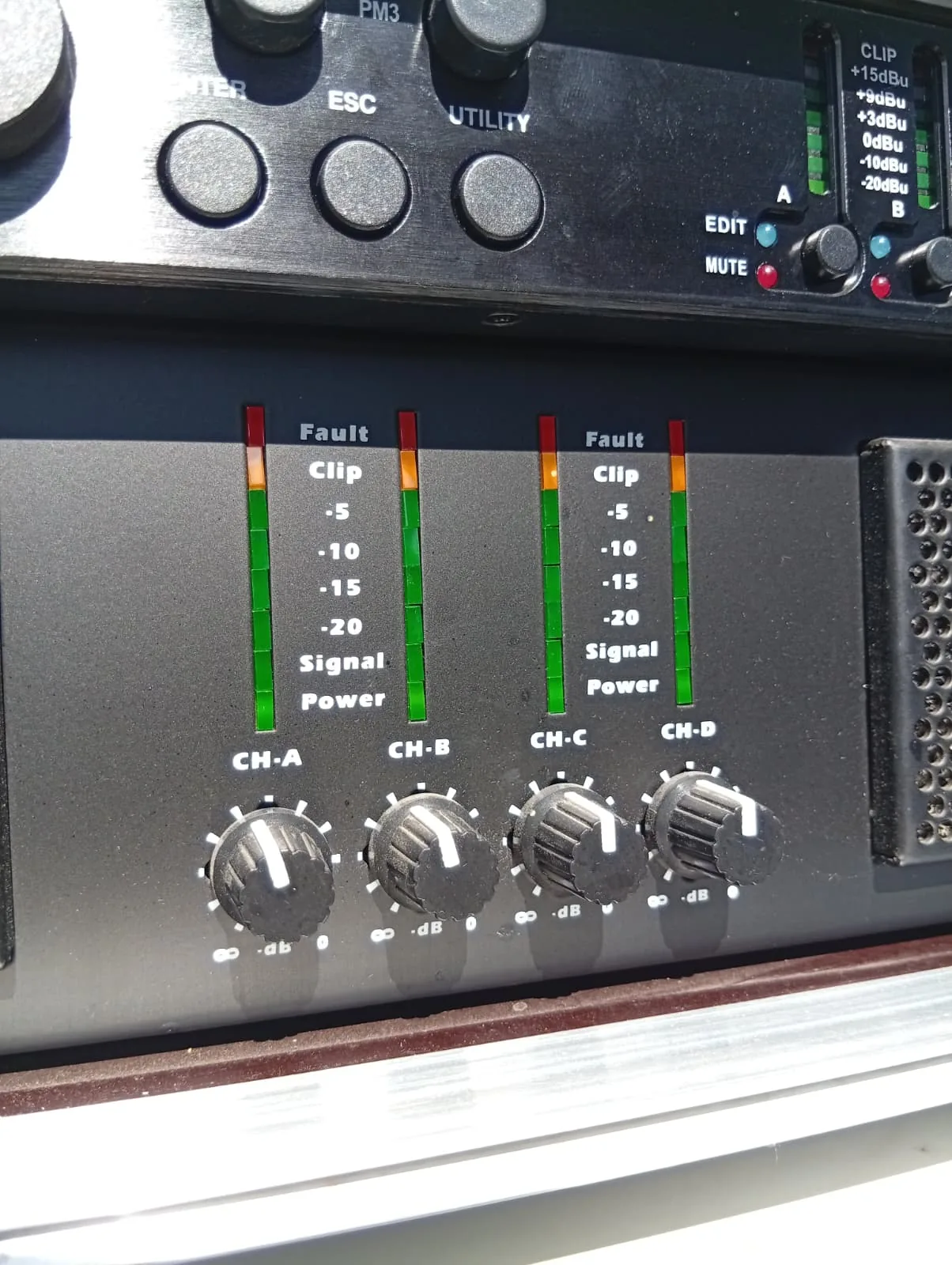Endstufe im Rack mit Aussteuerungsanzeigen für vier Kanäle