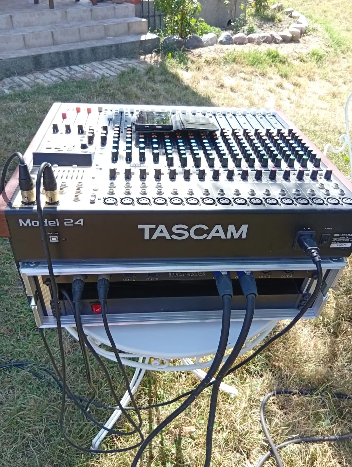 Tascam Model 24 Mischpult auf einem Rackcase mit angeschlossenen Kabeln